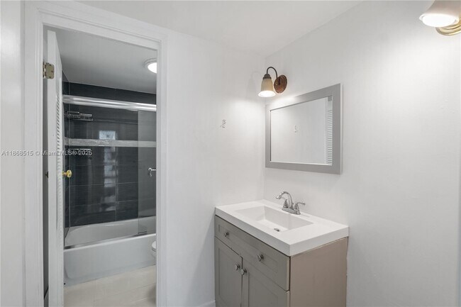 Building Photo - 1351 NE Miami Gardens Dr