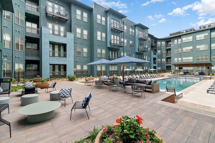 Building Photo - 5005 Galleria Dr