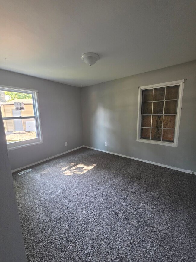 Building Photo - LIMITED TIME**NO APPLICATION FEE**1/2 OFF ...