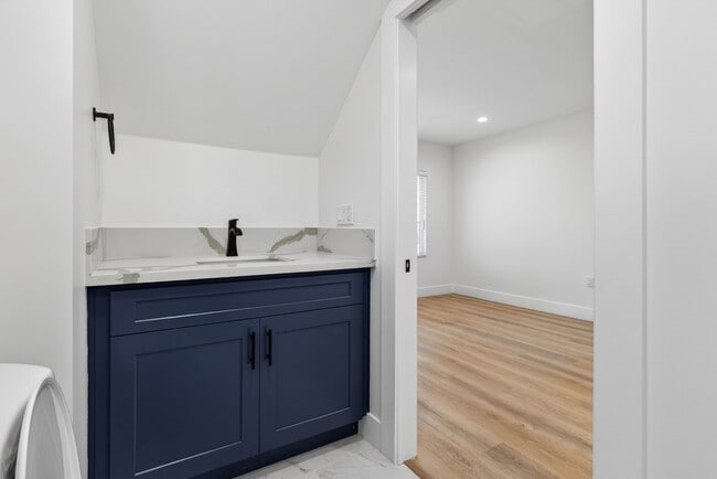 Building Photo - 678 E 45th St