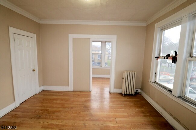 Building Photo - 413 Lyons Ave