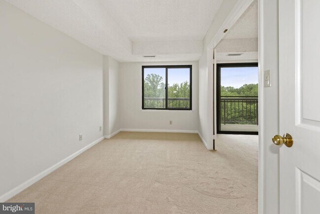 Building Photo - 3800 Powell Ln