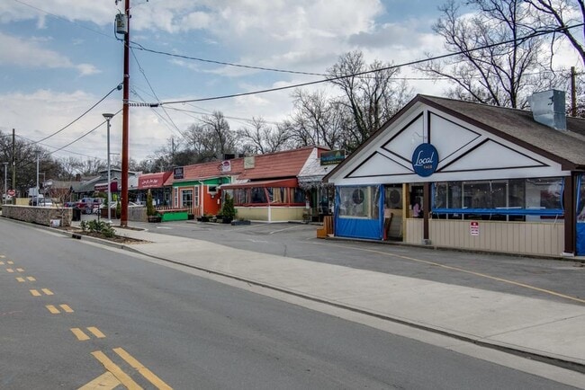 Building Photo - Awesome 2BE/2BA condo located in the heart of Sylvan Park community!