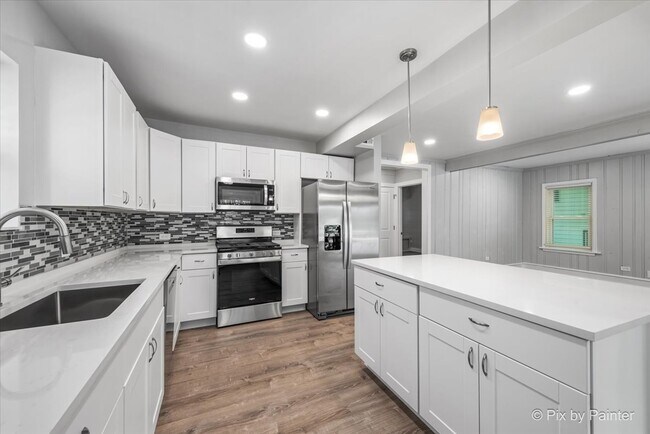 Building Photo - 24060 N Lakeside Dr