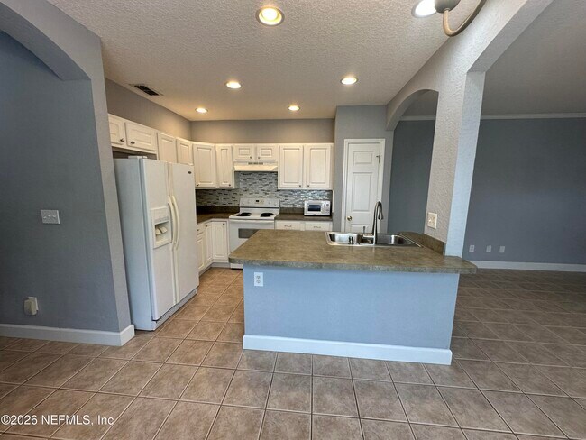 Building Photo - 1827 Lago Del Sur Drive