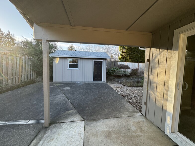 Building Photo - 9775 SW Robbins Dr