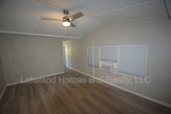 Building Photo - 4053 Bay Ave SE