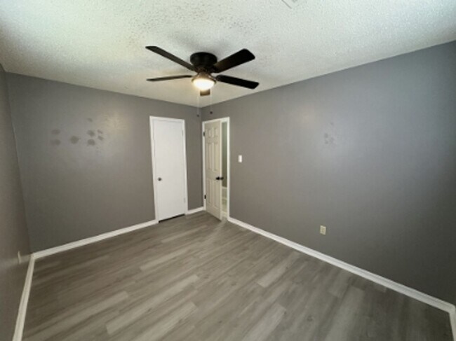 Building Photo - 4 bedroom