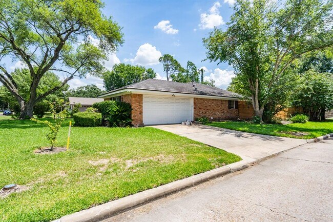 Building Photo - 9423 Highmeadow Dr