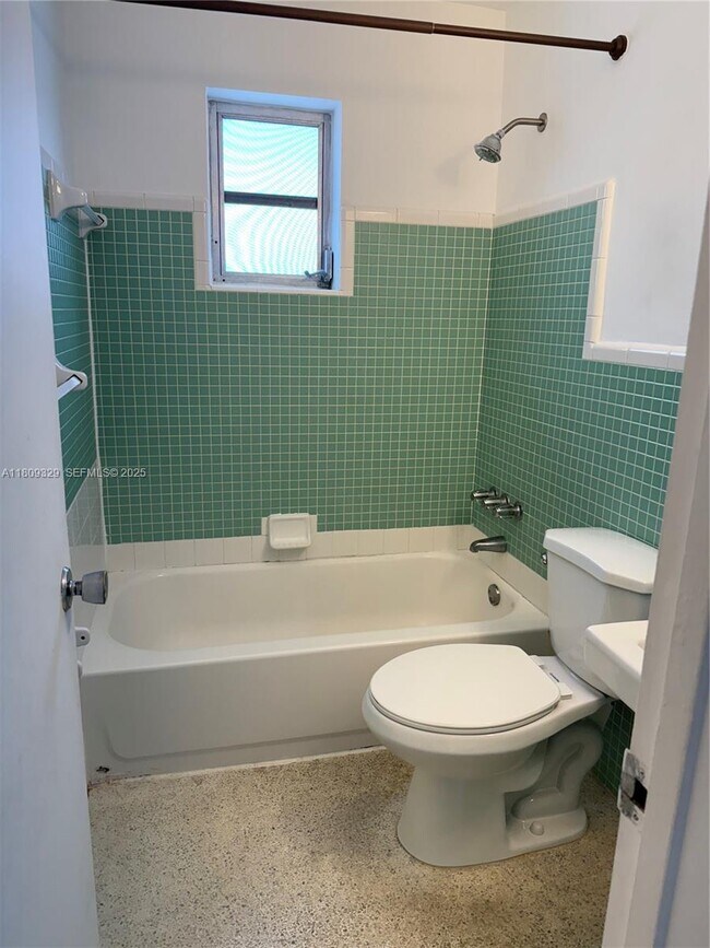 Building Photo - 519 SW 27th Ave