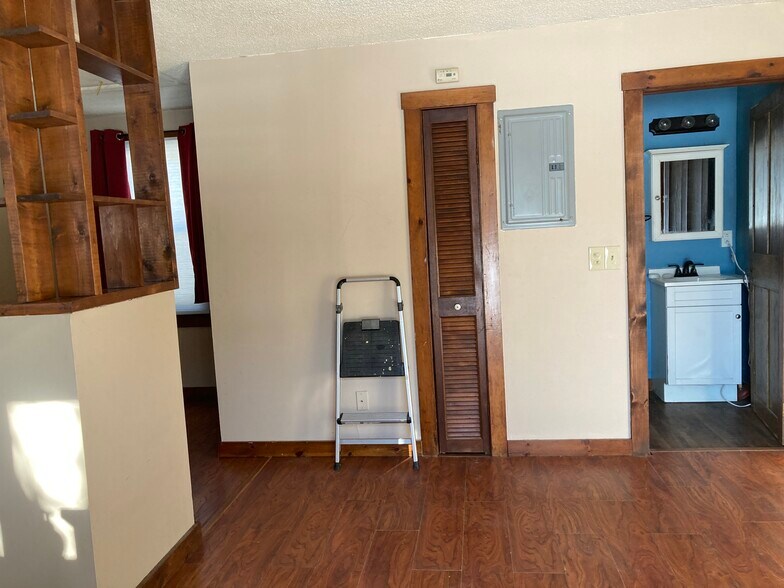 Building Photo - 881 Main St