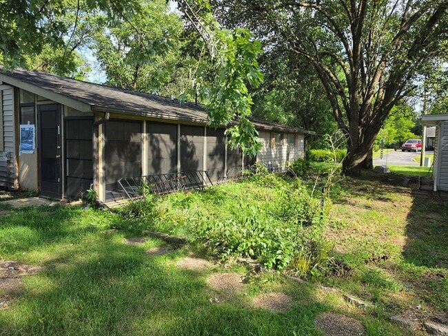 Building Photo - 3 bedroom 1.5 bath with 2-car garage