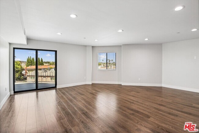 Building Photo - 819 E La Palma Dr