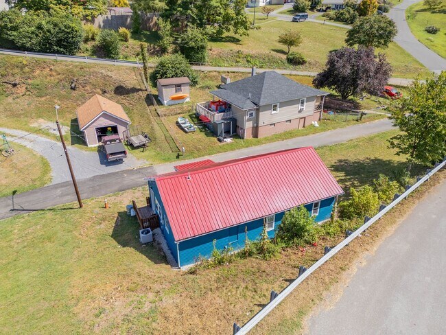Building Photo - Charming updated 2 bedroom 1 bath home in Narrows VA