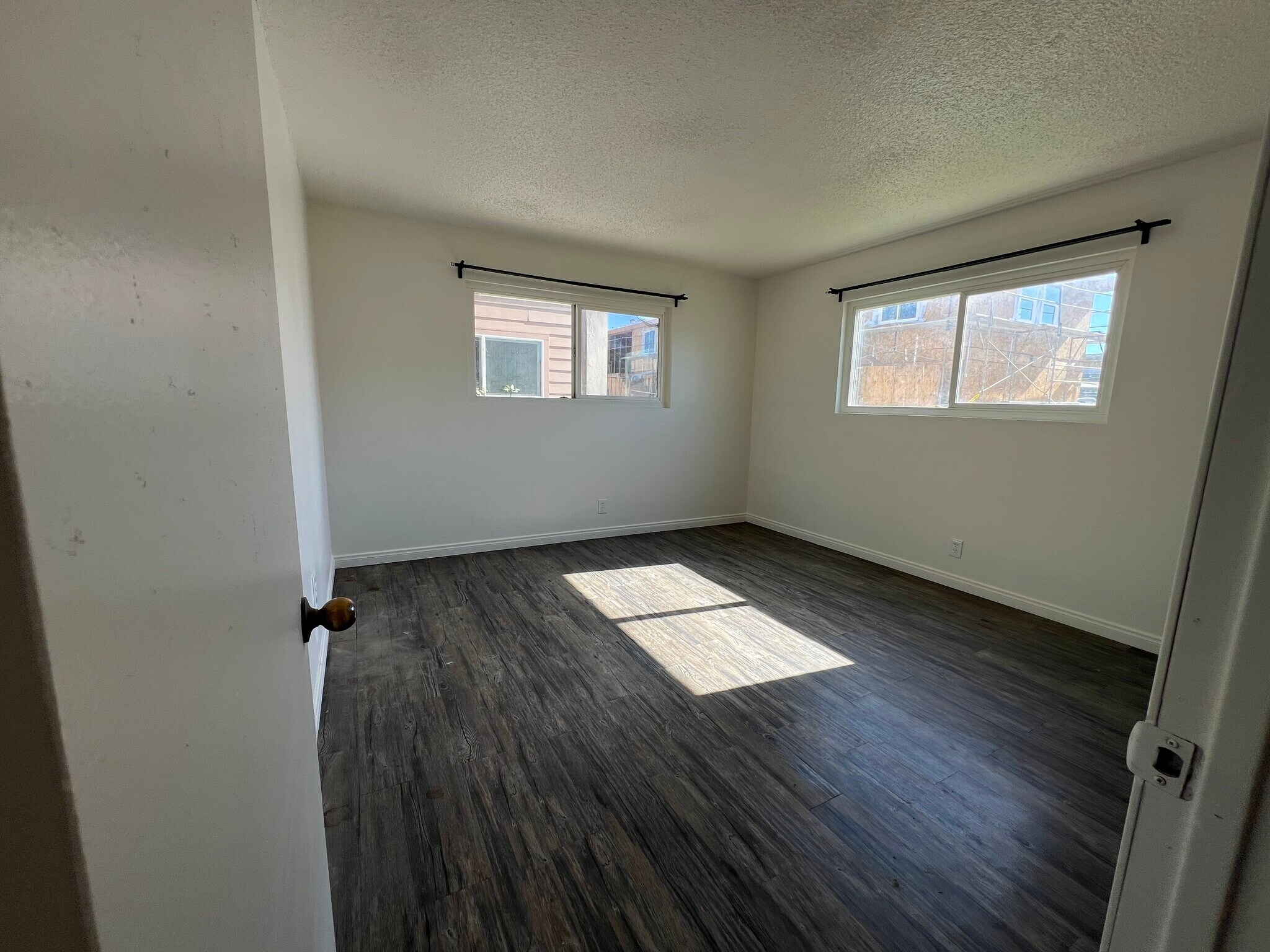 Building Photo - 420 E Pleasant Valley Rd