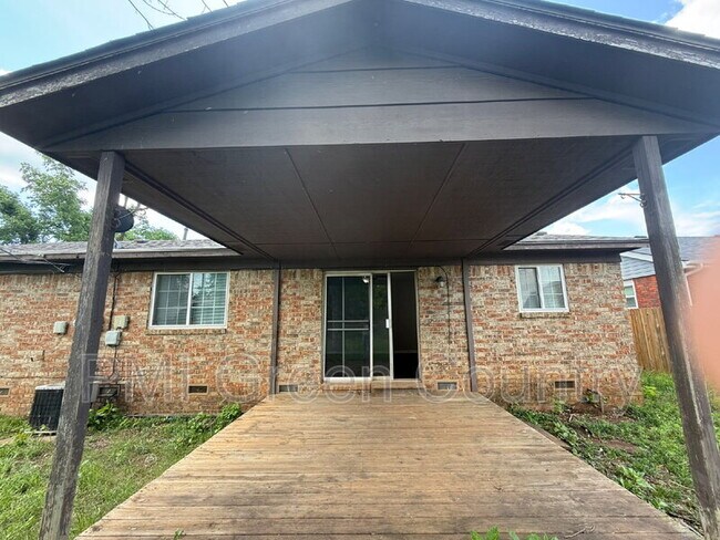 Building Photo - 4805 Bermuda Cir