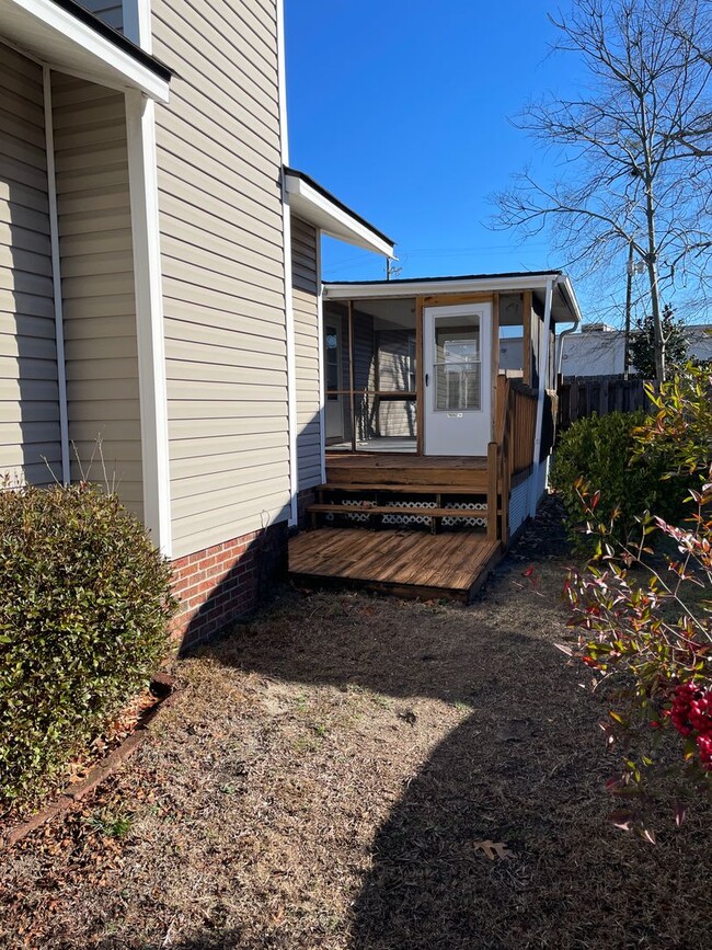 Building Photo - 3 Bedroom / 2 Bath Ranch