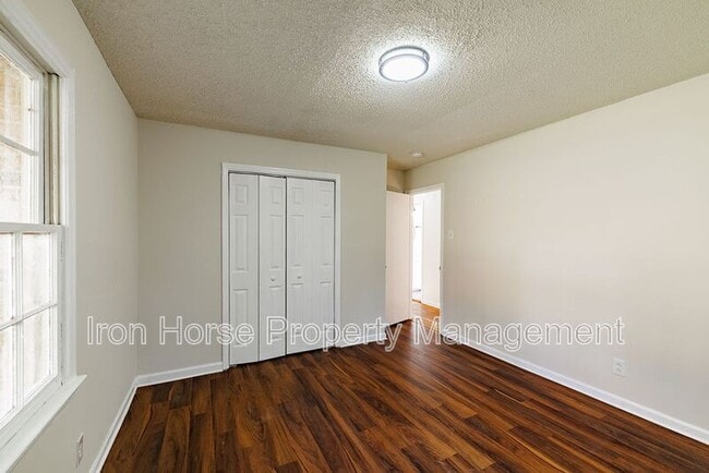 Building Photo - 414 W Richland Ave