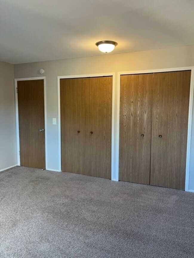 Building Photo - Charming 1 bedroom/1 bathroom apartment ne...