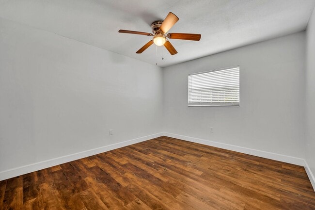 Building Photo - Lakefront Community
