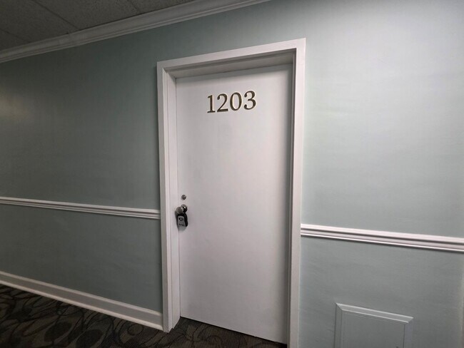Building Photo - 1BR/1BA waterfront condo with golf course ...