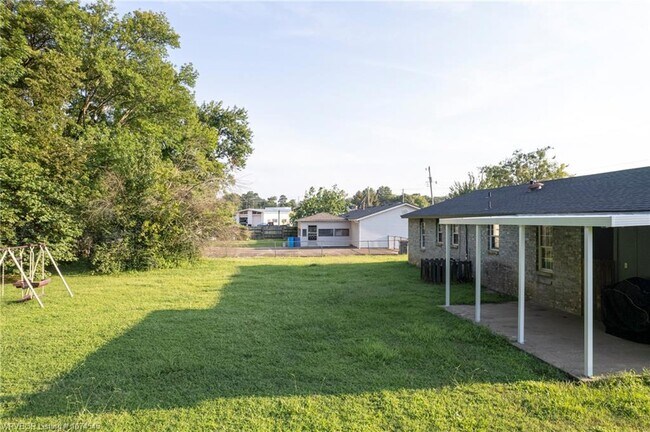 Building Photo - 502 8th St