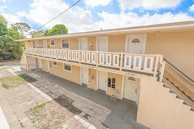 Building Photo - 624 SW 16th Ave