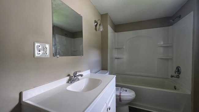 Building Photo - Renovated Cottage for Rent