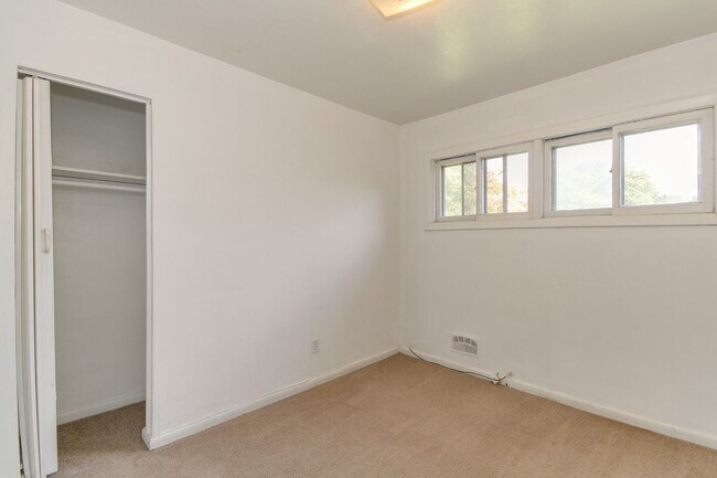 Building Photo - Welcome To Vintage Split-Level Living!