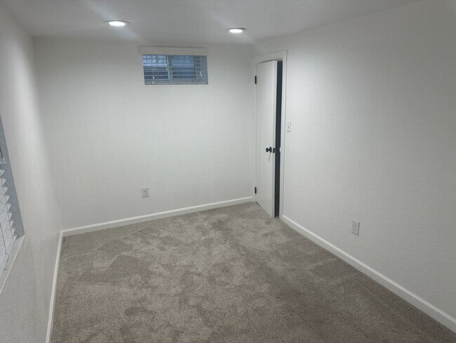 Building Photo - Wonderful updated basement apartment - Available 4/10/26