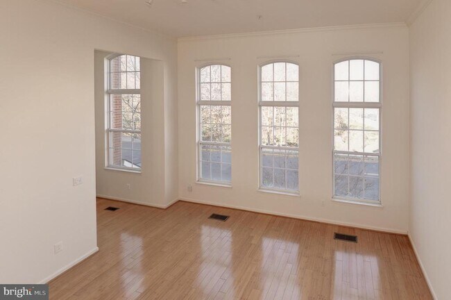 Building Photo - 1984 Crescent Park Dr