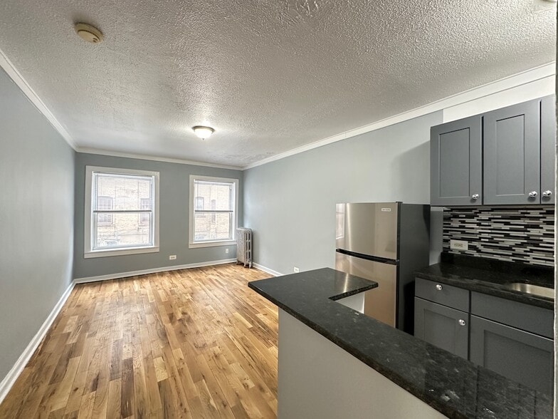 Building Photo - 5668 N Ridge Ave