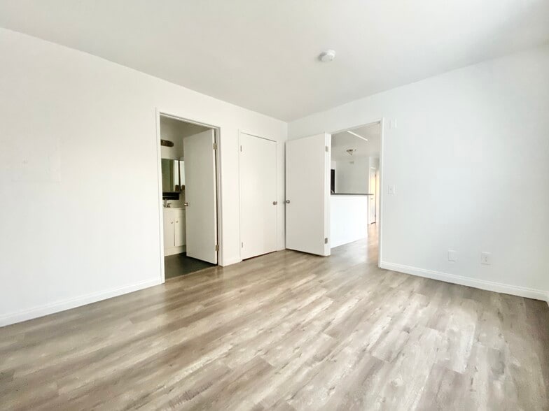 Building Photo - 833 S Berendo St