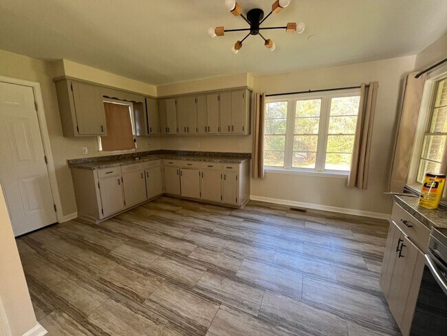 Building Photo - Large country home on private acreage