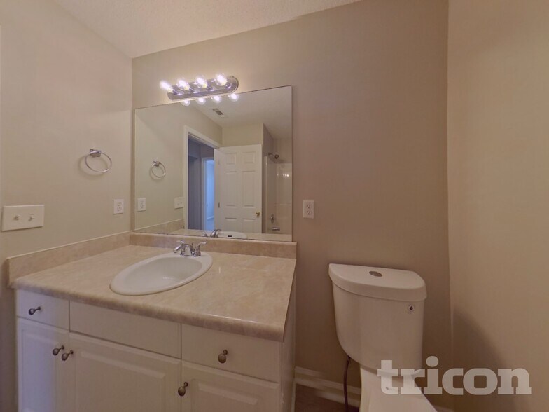 Building Photo - 496 Birchwood Dr