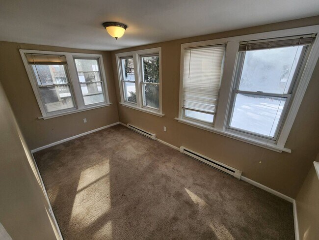 Building Photo - Charming 4-Bedroom Property in Prime Location