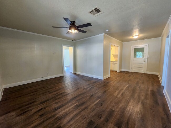 Building Photo - Newly Renovated 3 bedroom 1 bath home in S...