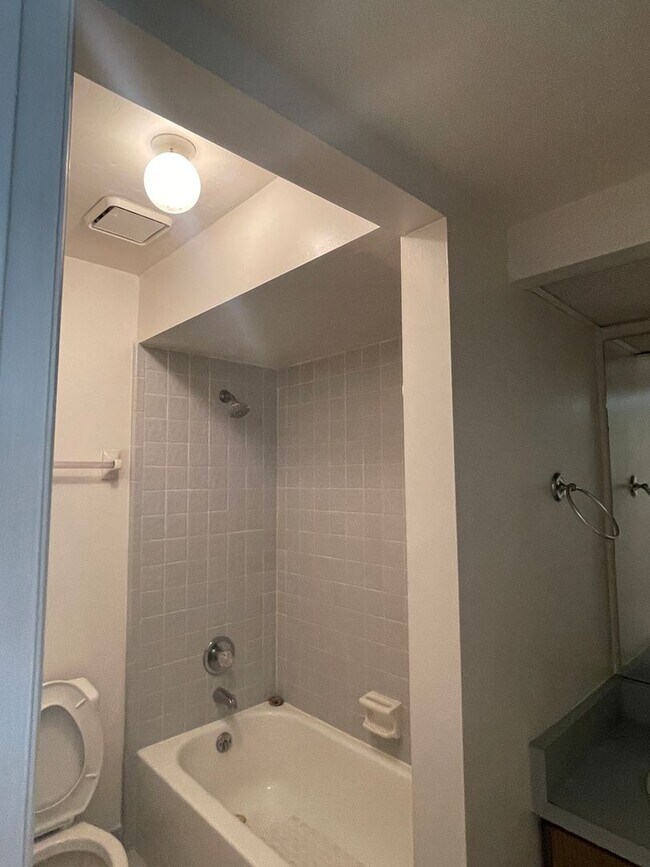 Building Photo - 2-bedroom, 2-bathroom townhouse in Las Pampas