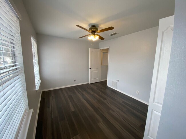 Building Photo - Newly Remodeled!