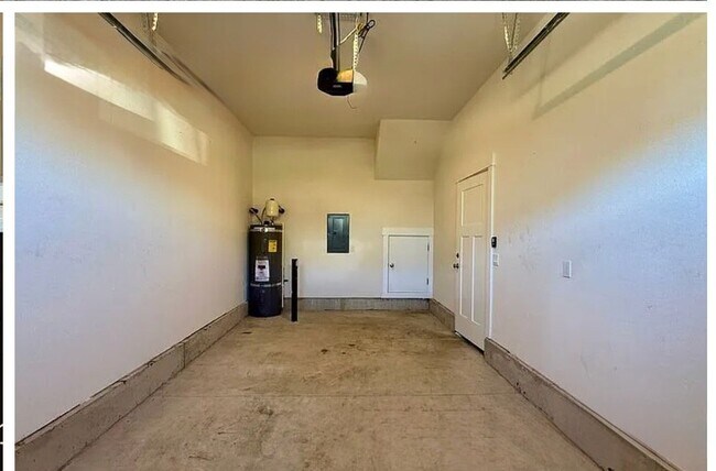 Building Photo - 1058 NE Regan Hill Loop