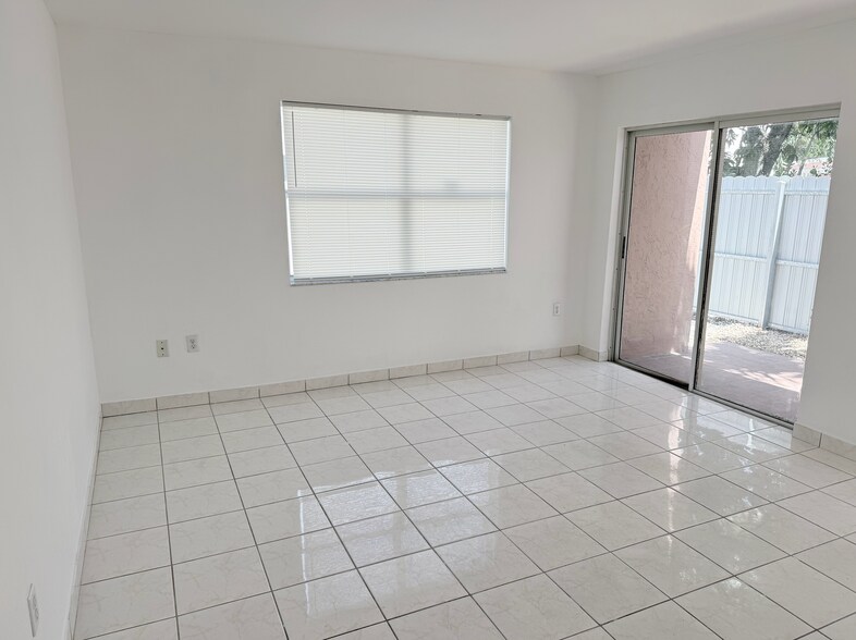 Building Photo - 2647 SW 28th Ct