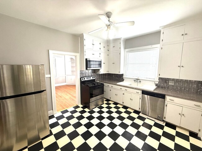 Building Photo - ** 3 bed 2 bath located in Cloverdale ** C...