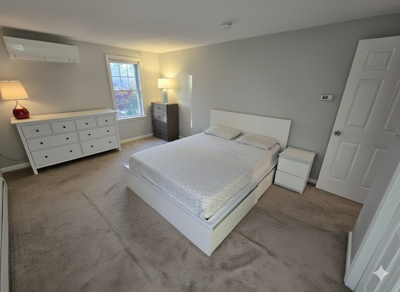 Master bedroom - 16 Knoll Rd