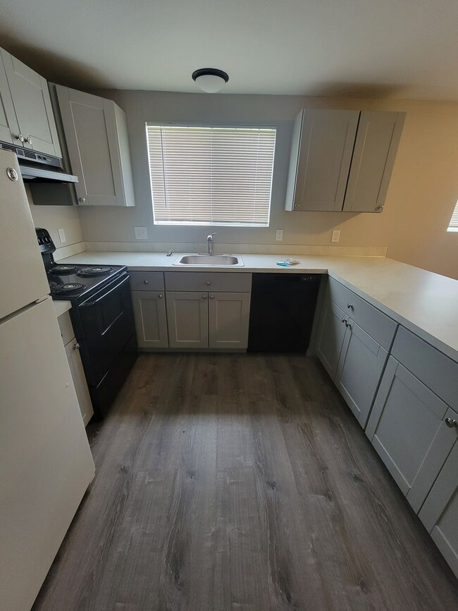 Building Photo - Brand newly Remodeled 3 bedroom 1 bath home.