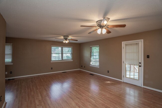 Building Photo - 4 Bedroom Home in North Little Rock with S...