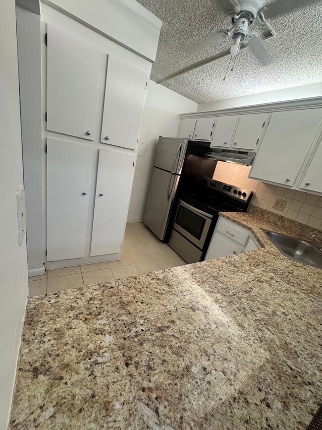 Building Photo - 703 Sunny Pine Way