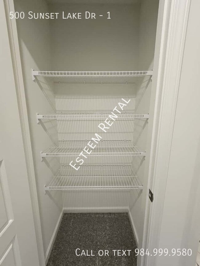 Building Photo - 500 Lake Dr