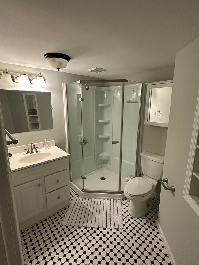 Building Photo - 37 S Ellwood Ave