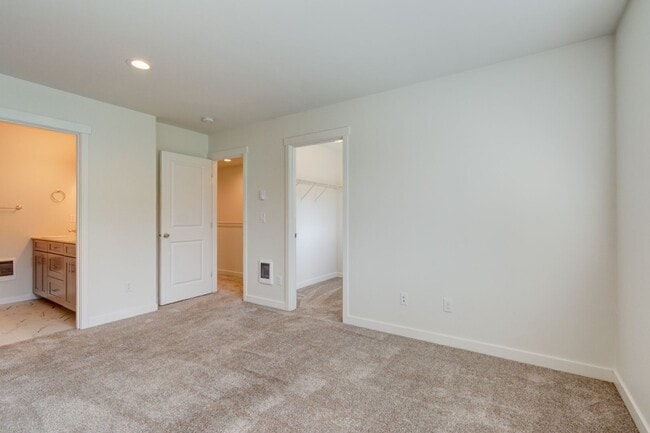 Building Photo - 3 Bedroom/2 Bath townhouse in Kettlecove community