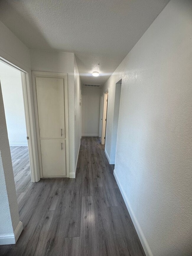 Building Photo - 4 Bedroom Home in Sacramento